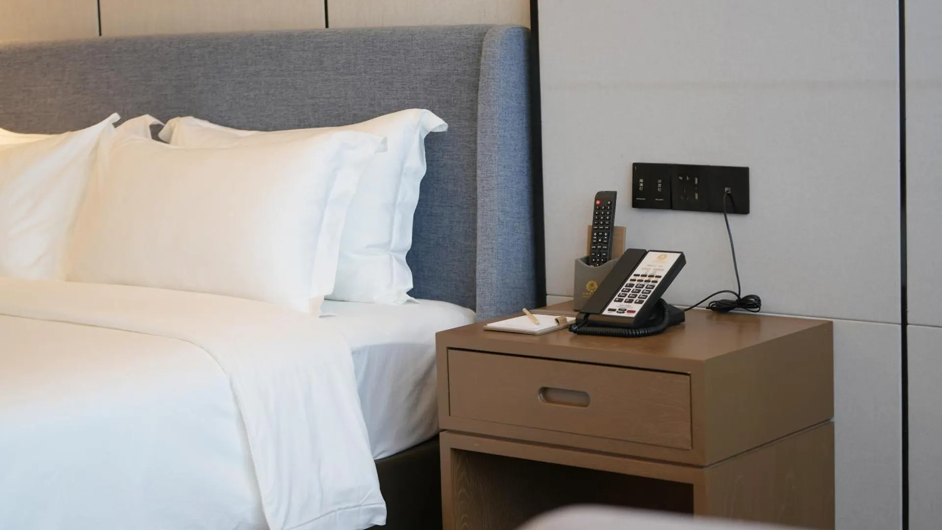 Donghu Resort Hotel シアヌークビル 4*,